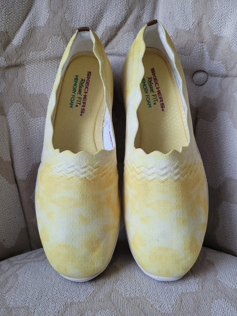 SKECHERS SLIP ON SHOES SCALLOPED STRETCH FIT COMFORT YELLOW WHITE TIE DYE 10